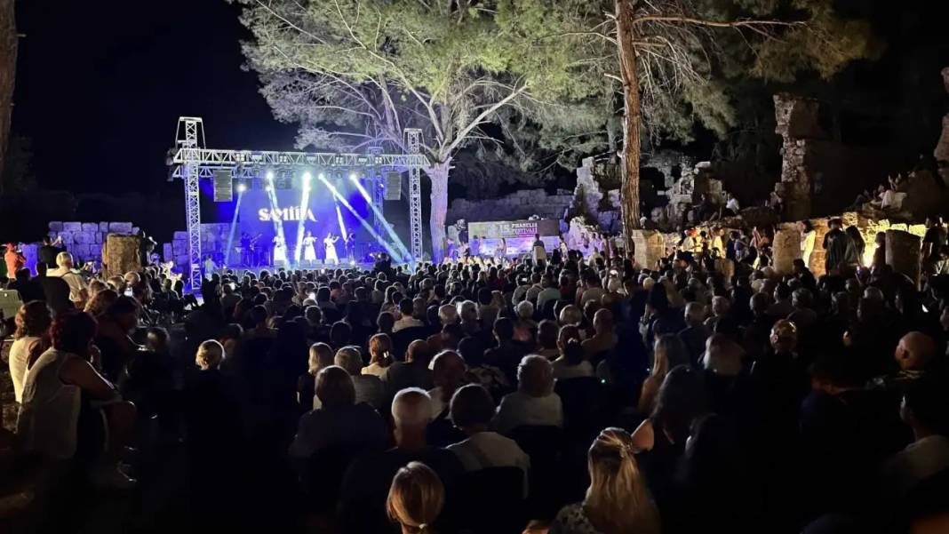 Kemer’de Unutulmaz Gece! Antik Kentte Dünya Müziği Yankılandı 2